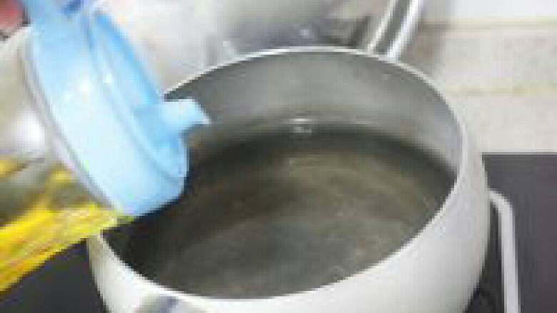 白灼菜芯,锅内倒入适量清水,再倒几滴油