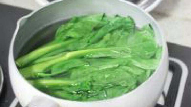 白灼菜芯,将菜心放入水中,不盖锅盖继续煮至水再次沸腾