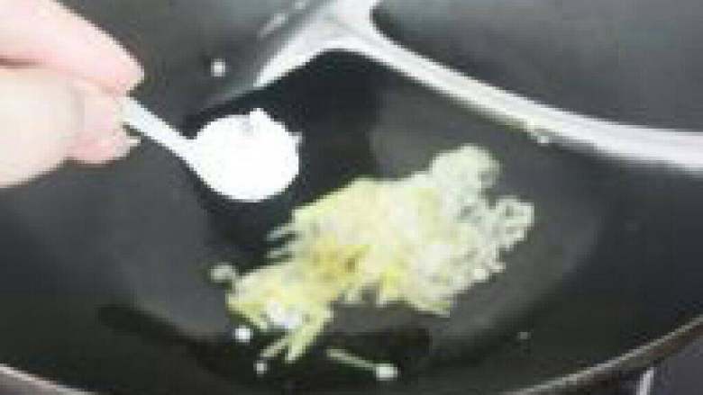 白灼菜芯,加少许盐,翻炒至有香味