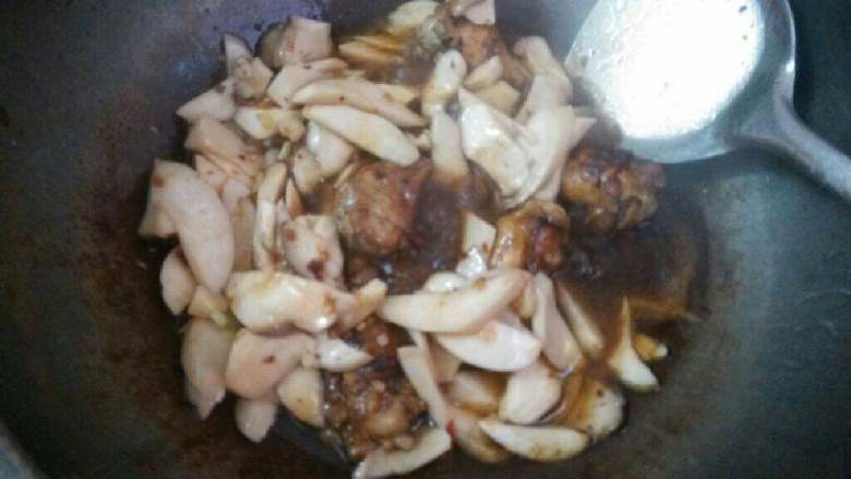鸡腿杏鲍菇,再倒入炒好的杏鲍菇