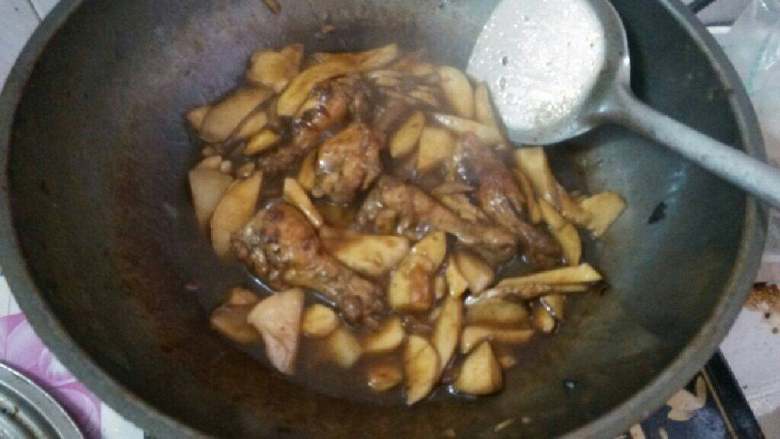 鸡腿杏鲍菇,翻炒，加点鸡精出锅。
