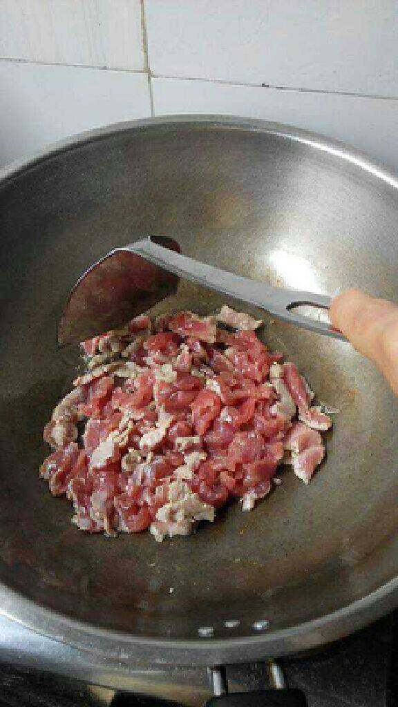 潮汕焖饭,热锅煸炒瘦肉变色