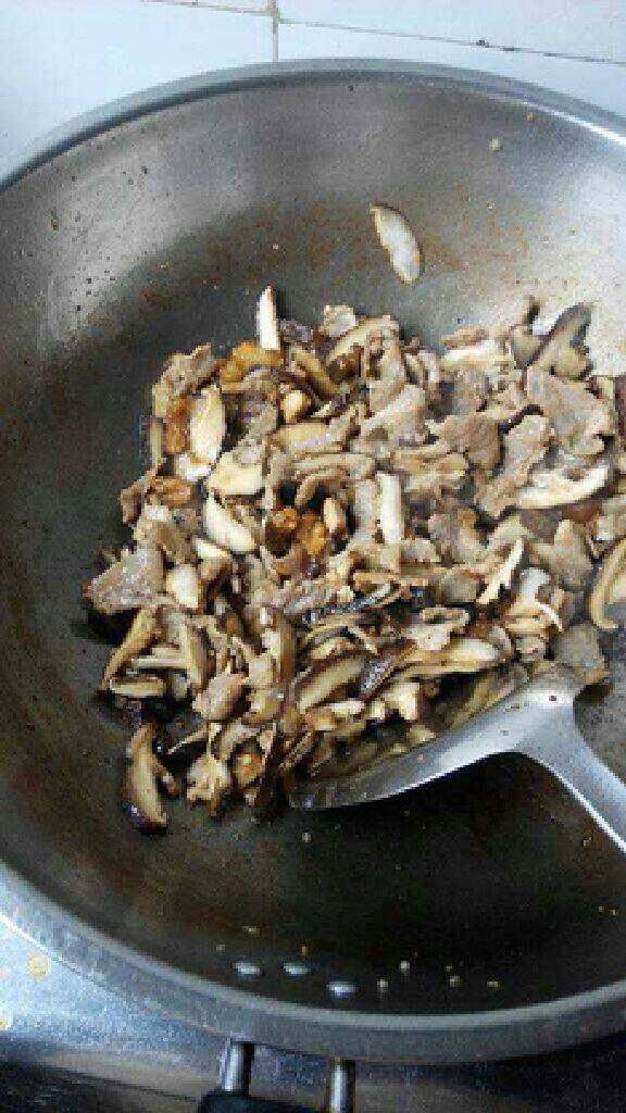 潮汕焖饭,再倒入香菇翻炒,