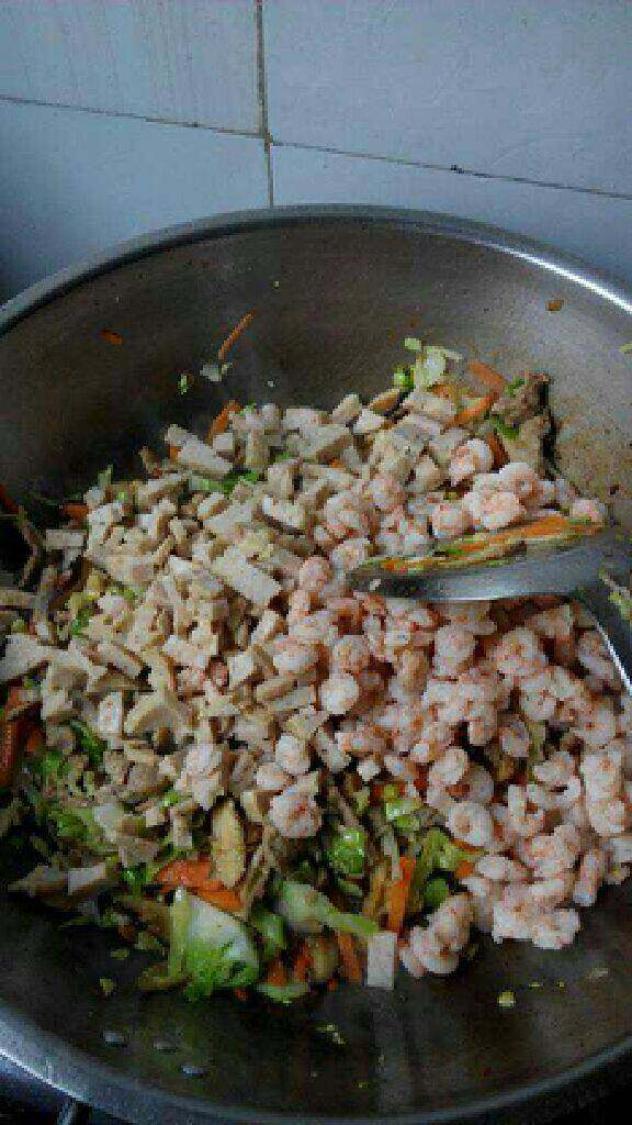 潮汕焖饭,再倒入煮熟的虾仁和肉饼