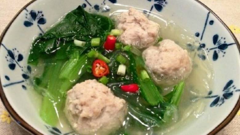 鸡肉香菇丸烩小白菜