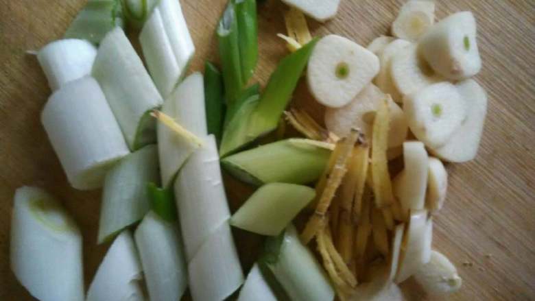 家庭版揽锅菜,葱姜蒜切好备用