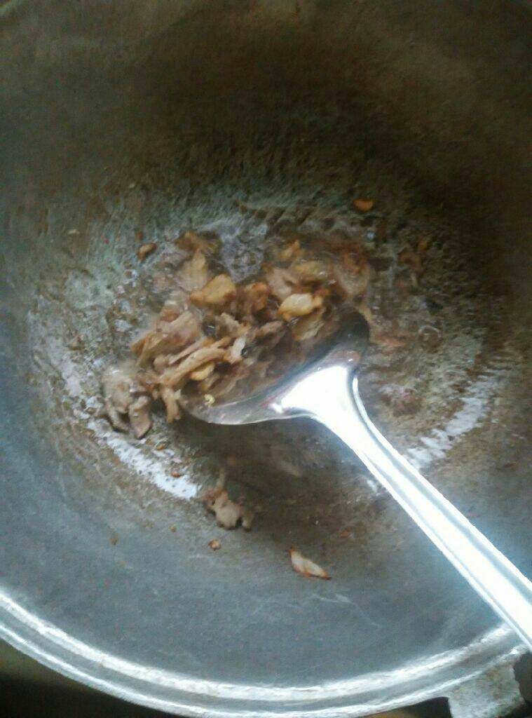 家庭版揽锅菜,锅烧热放油，倒入猪肉炒一下