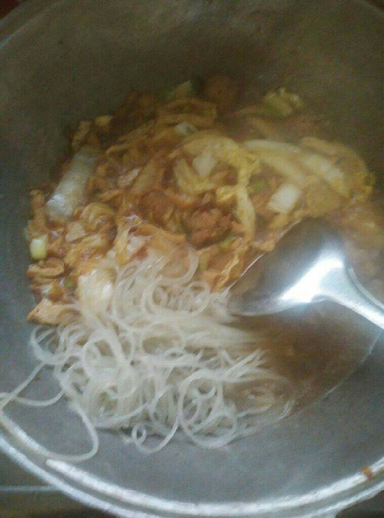 家庭版揽锅菜,把泡好的粉条放进去煮