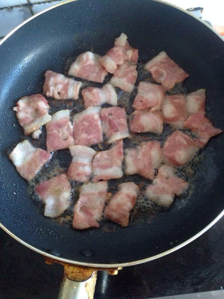 培根芝士煎吐司,如图先煎一下<a style='color:red;display:inline-block;' href='/shicai/ 443'>培根</a>