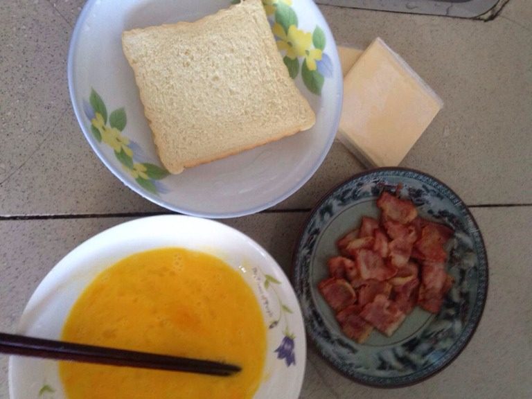 培根芝士煎吐司,如图备好所需材料