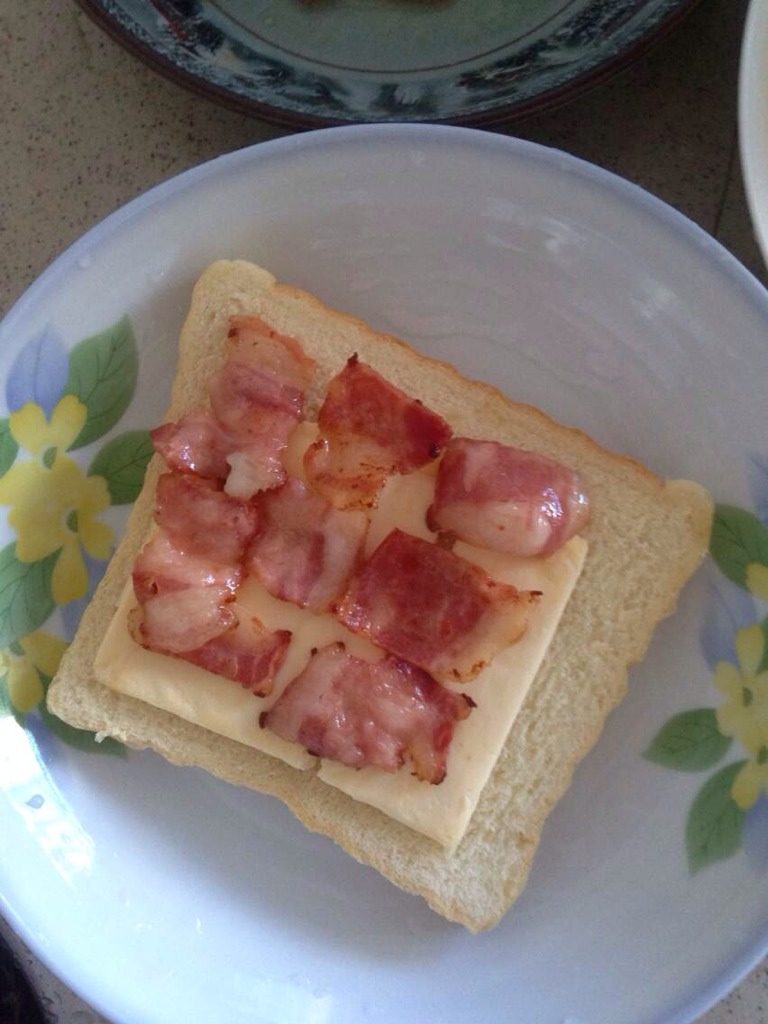 培根芝士煎吐司,如图所做