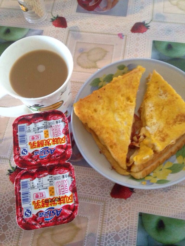 培根芝士煎吐司,咖啡酸奶一起来早餐