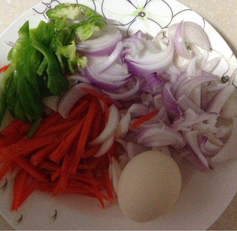 洋葱炒蛋,如图洗净切丝