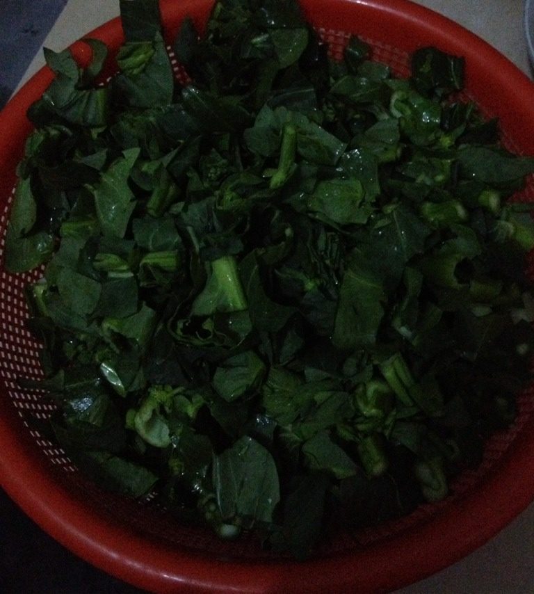 清炒菜心,<a style='color:red;display:inline-block;' href='/shicai/ 3239'>菜心</a>洗净，切成小段
