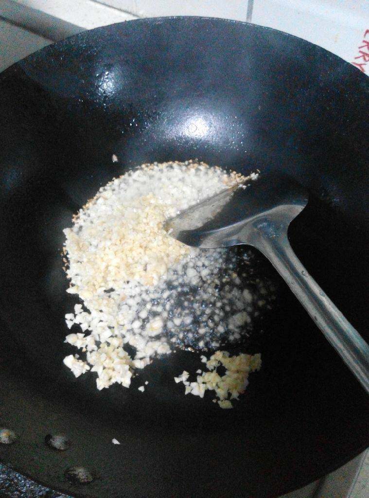 蒜蓉西兰花,锅里放油，下入蒜蓉，