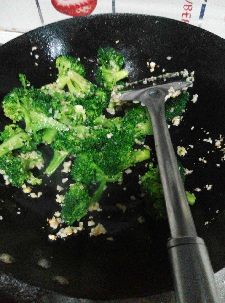 蒜蓉西兰花,倒入西兰花，调入适量盐，味精，翻炒均匀，起锅