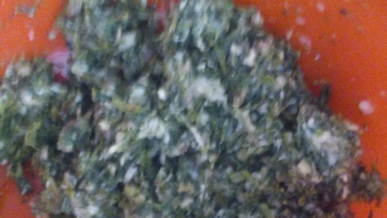 水芹菜馅水饺,准备好的肉馅,加入适量的食用油,搅拌均匀,加入剁好的菜馅,适量的盐,花椒粉,姜粉,盐,酱油,味精,搅拌均匀备用。