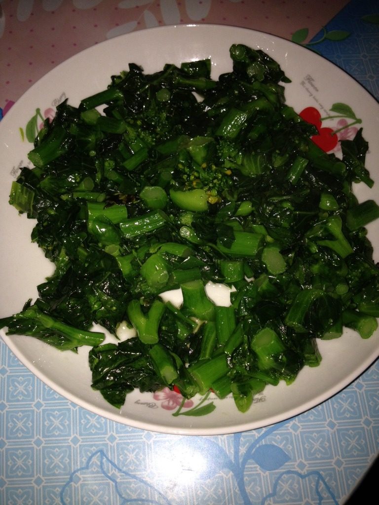 清炒菜心,菜心炒至断生（大概三分钟），出锅前撒入适量盐，装盘即可