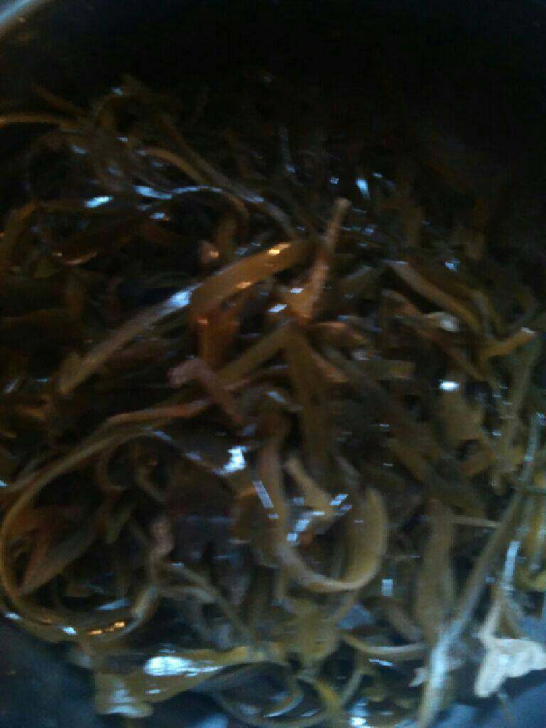 凉拌白菜叶海带,把湿海带切成细条,用开水焯五分钟盛出控干水分,腌制十分钟入味。