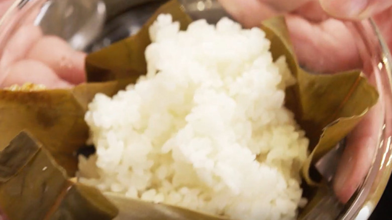 意大利创新菜|油炸米团子 Arancino,糯米搭配粽叶,放在矿泉水里浸泡过夜.
取出粽叶,将糯米蒸熟.