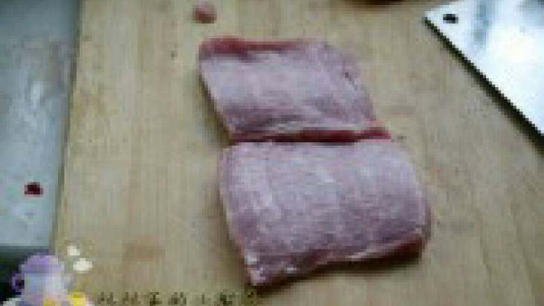 菠萝古老肉,猪里脊买回来,洗净,自中间剖开。