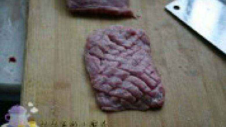 菠萝古老肉,刀子与桌面呈45度角,斜着切,然后反过来,刀子与桌子垂直,切网格状。可以帮助入味。