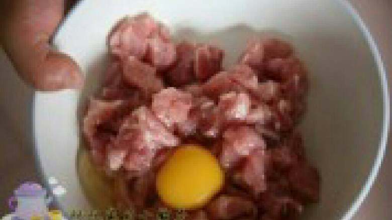 菠萝古老肉,打入一个<a style='color:red;display:inline-block;' href='/shicai/ 9'>鸡蛋</a>,搅拌均匀,使肉上裹上蛋液。