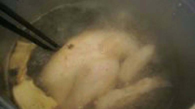 粤式白切鸡,期间要用筷子翻动整只鸡,