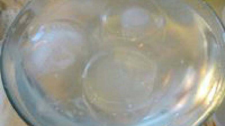 粤式白切鸡,准备一盘冰水再加入冰块