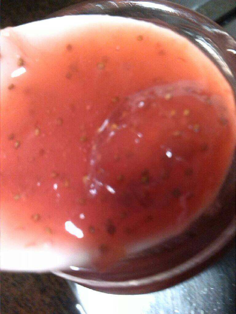 自制草莓酱,待草莓酱冷却后，找一干净没水的玻璃瓶装起来，放冰箱可以吃上20天。