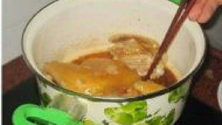 美味豉油鸡,待开锅冒气10秒后改小火打开锅盖翻动一下每块鸡,再盖上锅盖煮一分钟再翻,用同样的方法直到鸡肉熟。