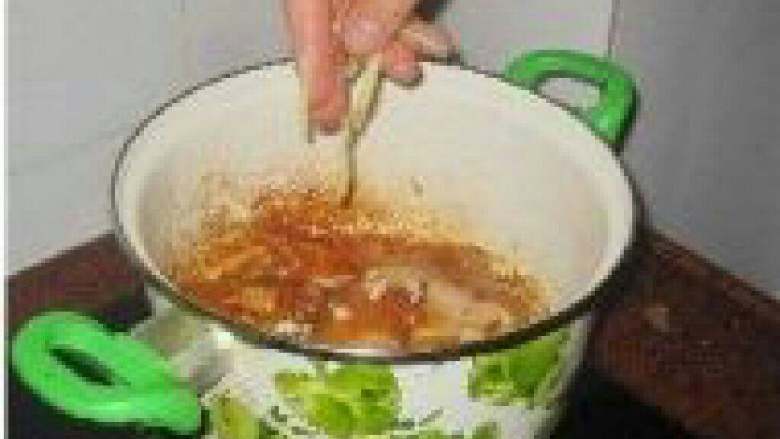 美味豉油鸡,加入蒜米和姜丝,再焖煮2分钟。