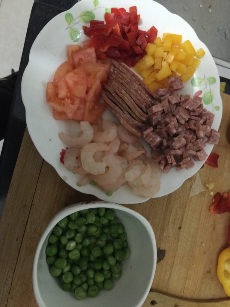 意式披萨,如图将所有食材切丁，香肠可以留一部分整的。