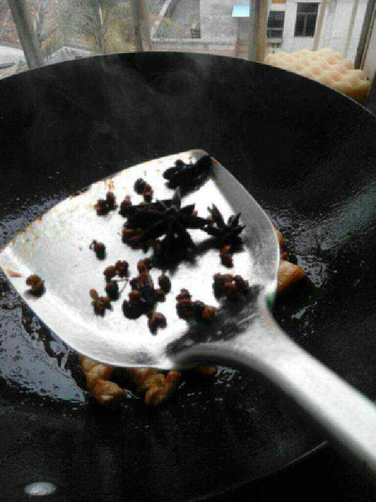 【原创】红烧肉焖土豆,放入花椒,八角炒香