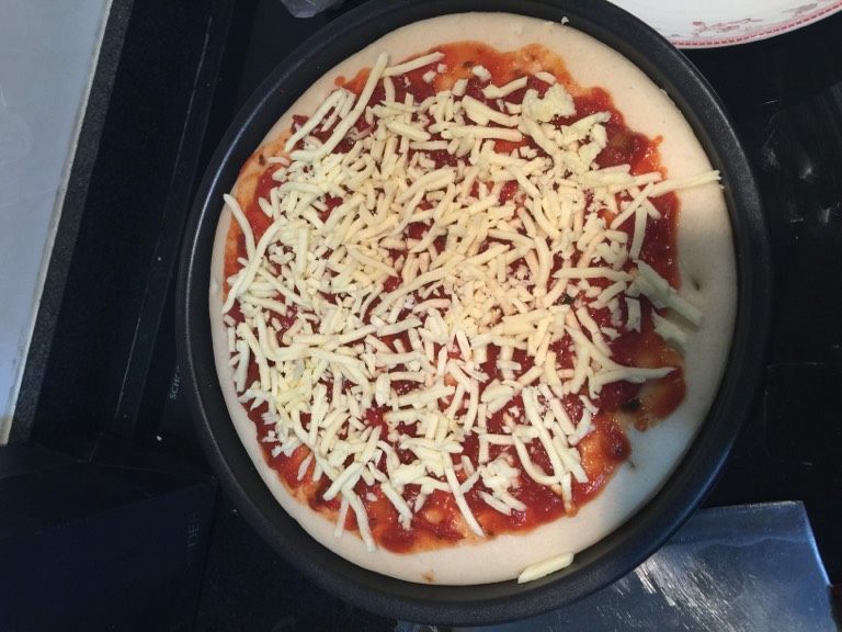 意式披萨,在披萨上均匀撒上马苏里拉，如图就可以了。