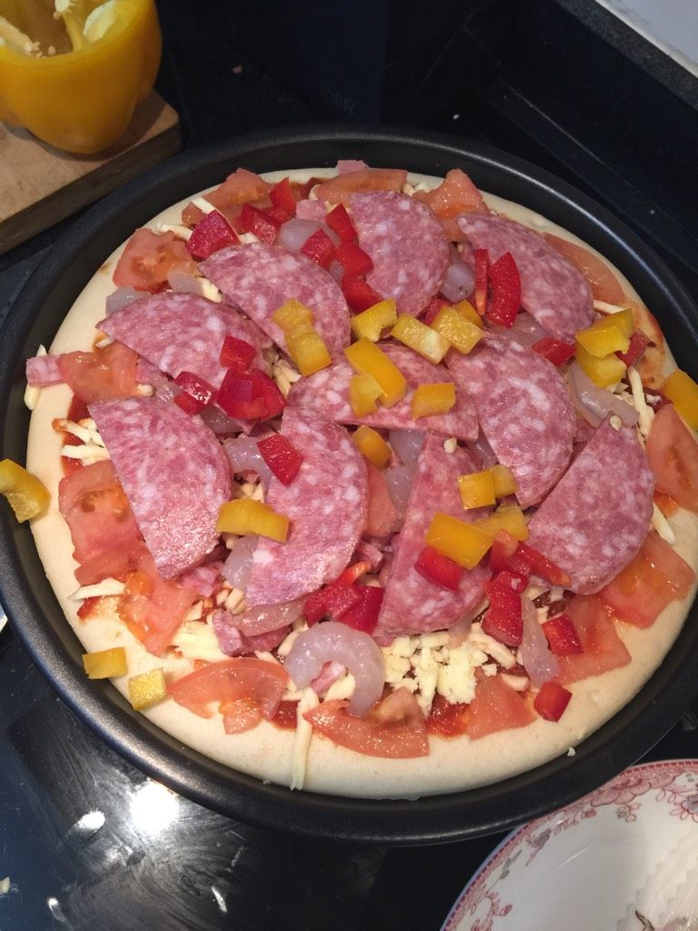 意式披萨,如图在撒好的马苏里拉上均匀撒上香肠丁，青红椒丁，<a style='color:red;display:inline-block;' href='/shicai/ 287'>虾仁</a>，最后铺上香肠片。