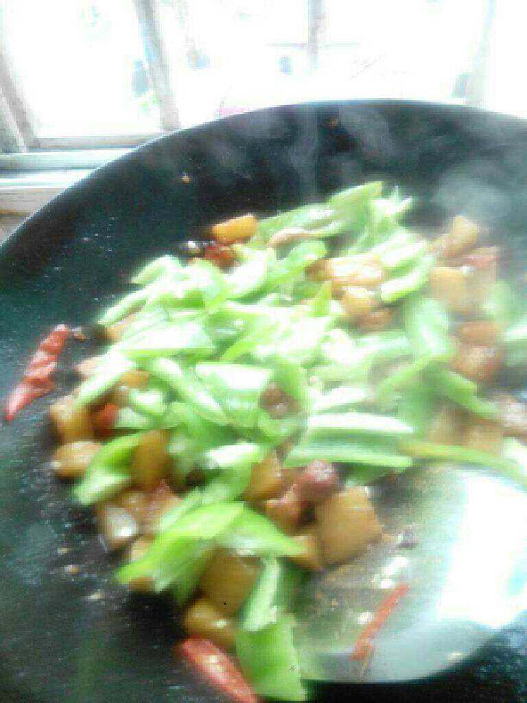 【原创】红烧肉焖土豆,再倒入青椒炒熟,放盐,鸡精即可。