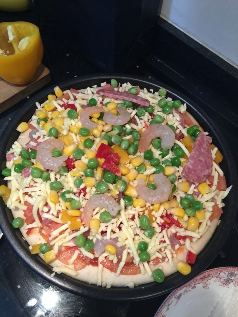 意式披萨,如图然后再撒上一层马苏里拉。最后撒上青豆和玉米粒，虾仁香肠丁点缀。