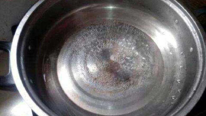 牛奶酒酿鸡蛋汤,用锅烧开水