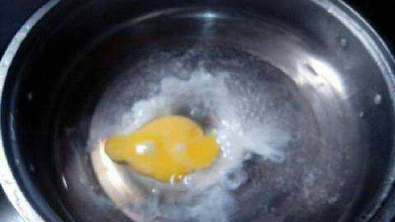 牛奶酒酿鸡蛋汤,水开后打一个<a style='color:red;display:inline-block;' href='/shicai/ 9'>鸡蛋</a>进去，用勺子搅拌散