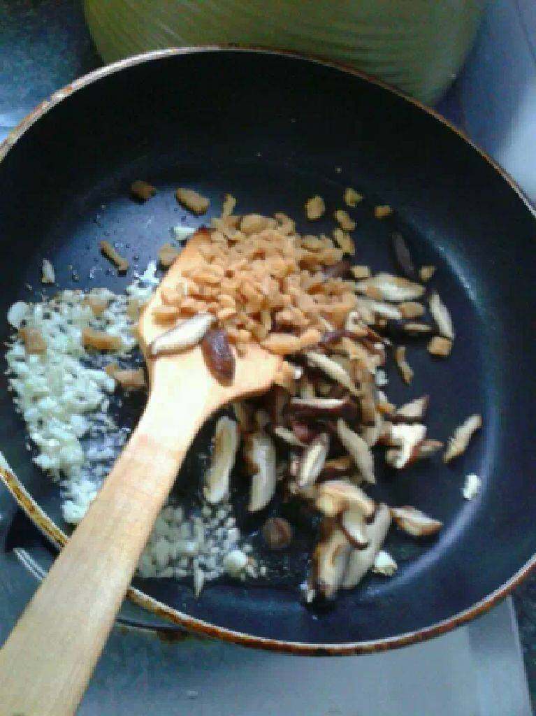 素包菜卷,锅坐油放入蒜头爆香以后放入香菇,萝卜干一起爆香。