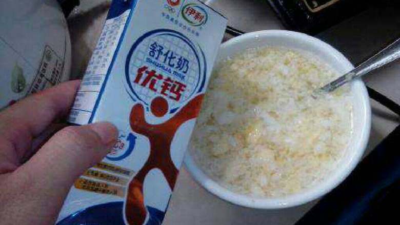 牛奶酒酿鸡蛋汤,装碗里，加半瓶<a style='color:red;display:inline-block;' href='/shicai/ 13431'>纯牛奶</a>