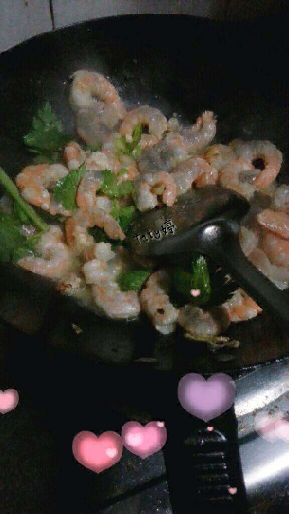 芹菜炒虾仁,最后，放<a style='color:red;display:inline-block;' href='/shicai/ 125'>芹菜</a>翻炒片刻，下少许<a style='color:red;display:inline-block;' href='/shicai/ 718'>料酒</a>，<a style='color:red;display:inline-block;' href='/shicai/ 3729'>白糖</a>，<a style='color:red;display:inline-block;' href='/shicai/ 717'>味精</a>，盐巴即可。