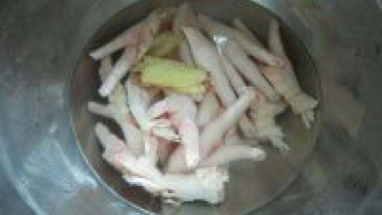 酱汁蒸虎皮凤爪,放入姜片冷水起锅,大火烧开。