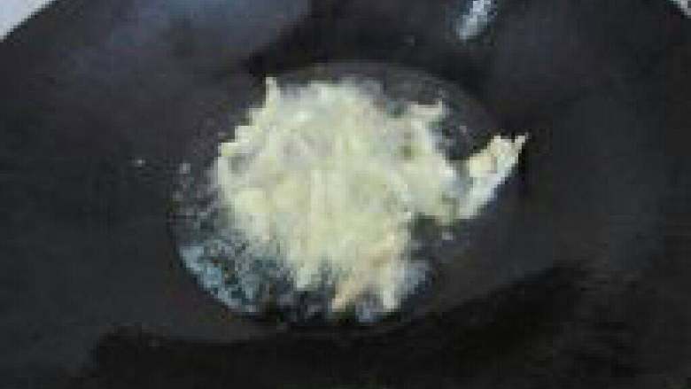 酱汁蒸虎皮凤爪,锅中宽油,五成热时下鸡爪炸至表面变黄。