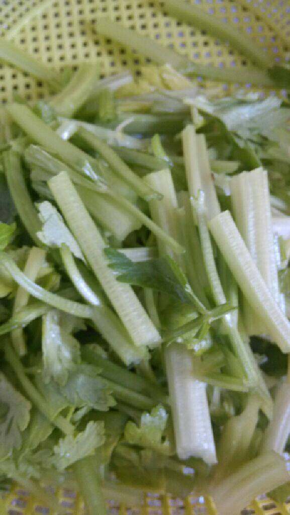 五香茶干炒芹菜,<a style='color:red;display:inline-block;' href='/shicai/ 125'>芹菜</a>洗净切成段