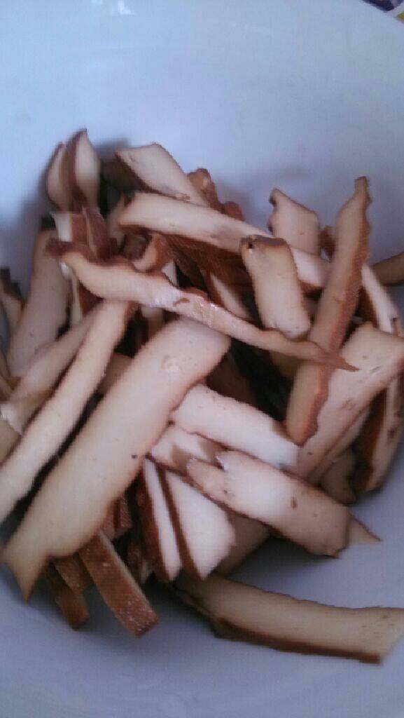 五香茶干炒芹菜,五香茶干也成条