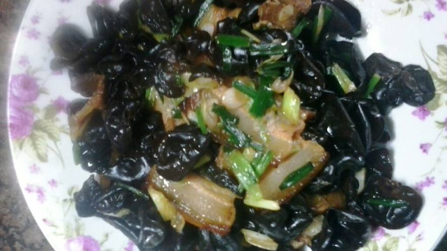 五花肉炒木耳