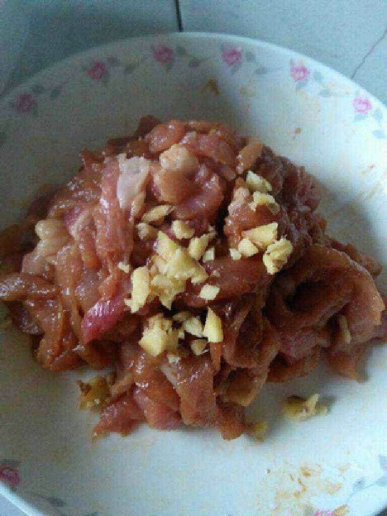 芹菜小炒肉,<a style='color:red;display:inline-block;' href='/shicai/ 125'>芹菜</a>切丝，用<a style='color:red;display:inline-block;' href='/shicai/ 37'>姜</a>，淀粉，老抽腌制搅拌均匀