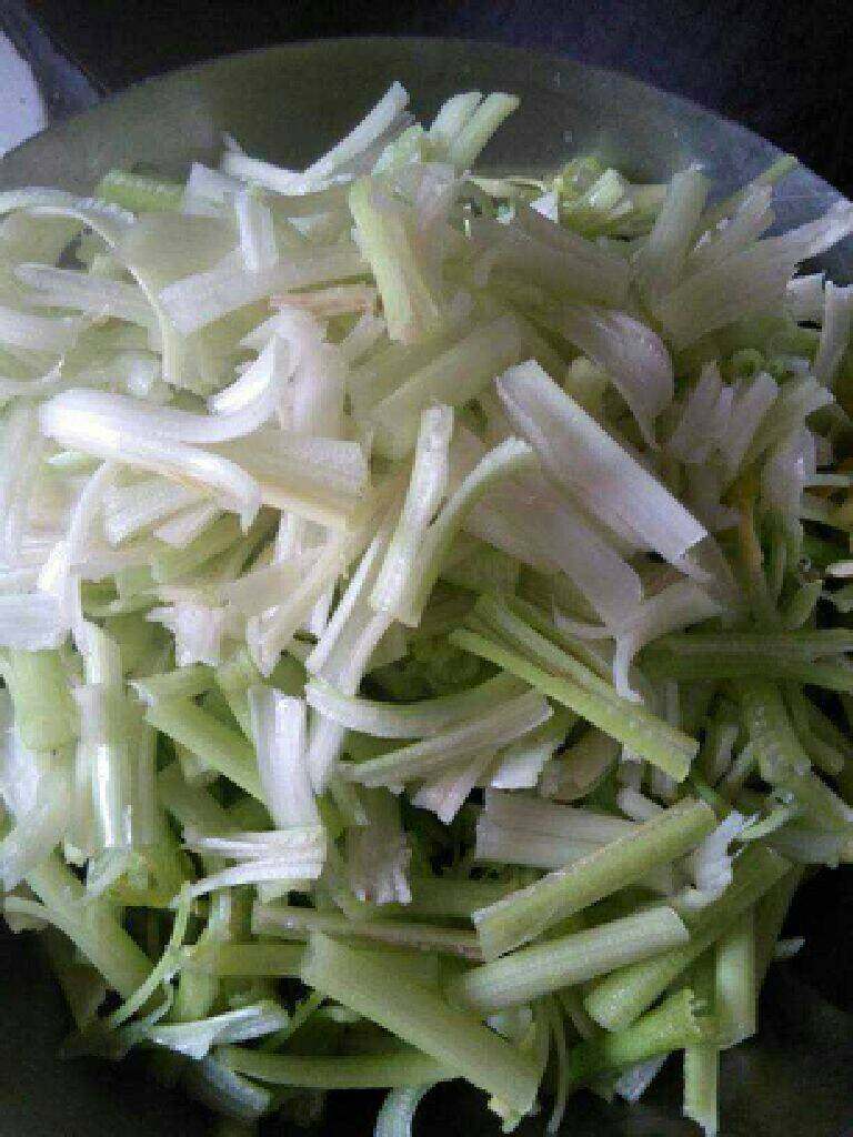 芹菜小炒肉,芹菜切小段